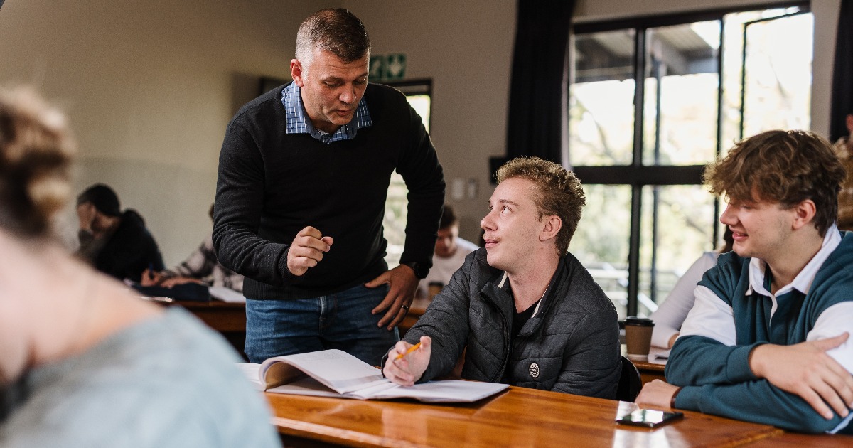 hoe-om-doeltreffende-verhoudings-met-medestudente-en-dosente-te-bou